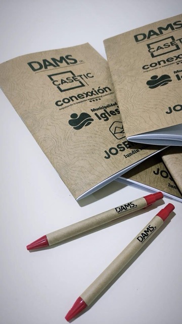 Cuadernos y bolígrafos para DAMS